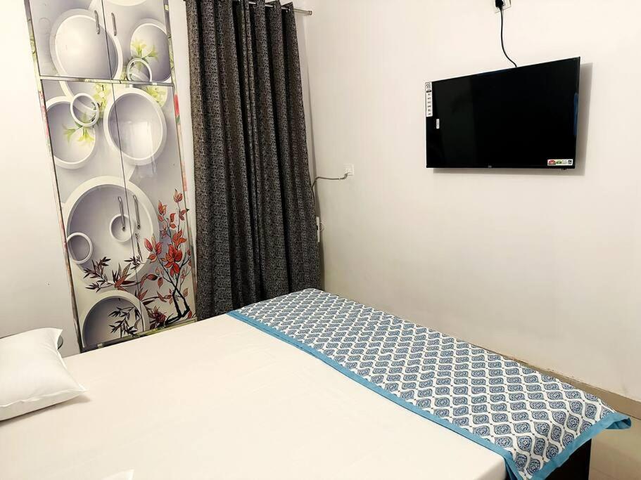 Ajnara 2 Apartment